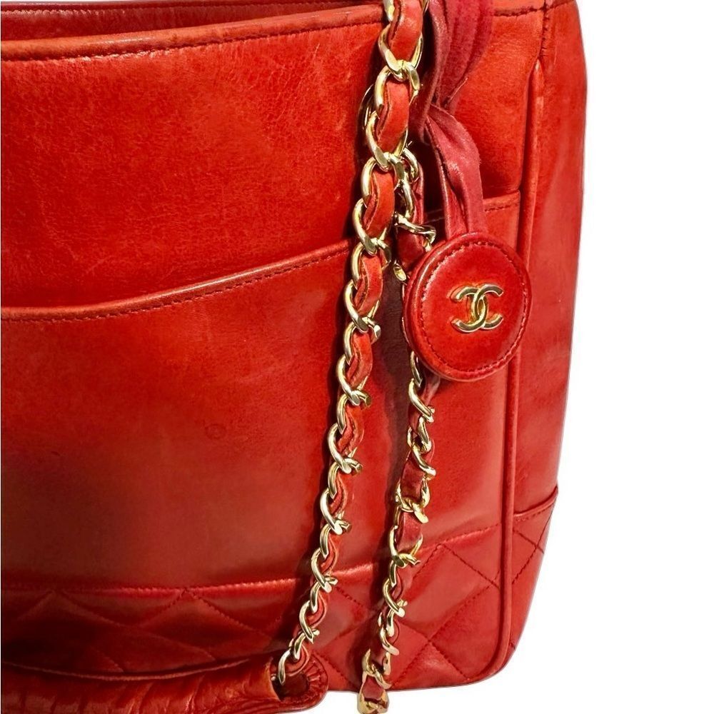 CHANEL Red Shoulder Bag with Timeless Elegance - Picture 8 of 16